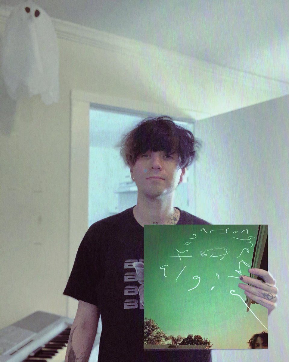 MY NEW ALBUM 
*arson green nostalgia*
is out now everywhere 
s/o everyone involved in making this project 💚💚💚
listen on your preferred streaming service here: 
lnk.to/arsongreennost…