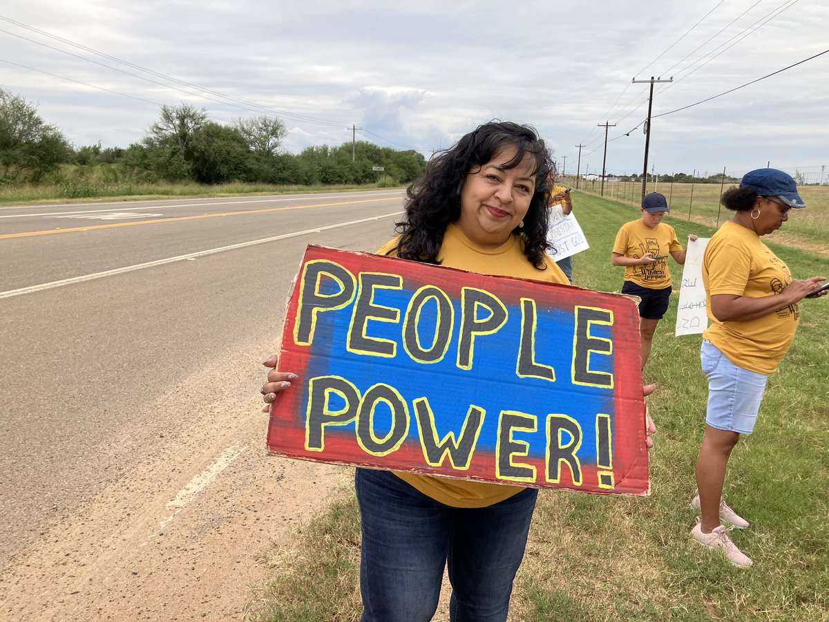 the_ILRC's tweet photo. Since Operation Lone Star began, there have been OVER 23,000 arrests of people seeking safety and family reunification.
Policies like #OLS only accomplish the destruction of human rights for migrants and the dehumanization of their existence — #WitnessOLS https://t.co/mbCN4wFguU