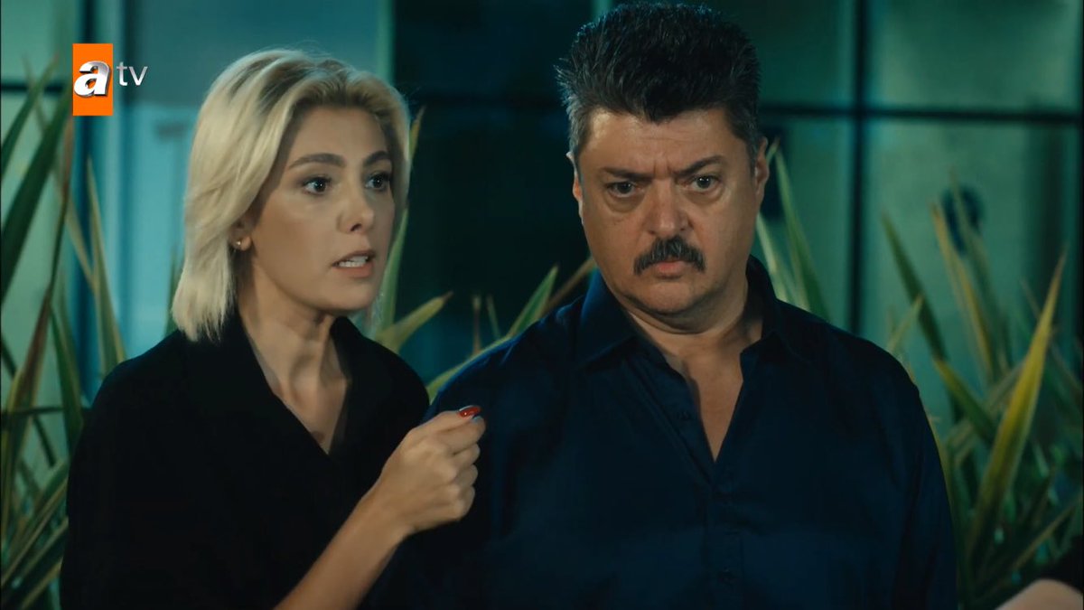 "ben yakınıyım verin imzaliyim. Eşiyim." 
"ağbi Bekir imzalasın ağbisi olarak.Sen şimdi vefat ettin kocası deyilsin artık."

"meltem benim ölüye benzer bir halimmi var?" 😂

#OktayKaynarca #BenBuCihanaSığmazam