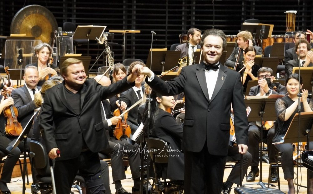 helene_mahln's tweet photo. 🎶Bravo @PhilharRF conducted by @mikkofranck with #pianist #EvgenyKissin tonight at the @philharmonie de #Paris for this wonderful #concert tonight !
#Mozart #PianoConcerto #PianoConcerto23 #Messaien #Debussy #ClassicalMusic
📷 @helene_mahln - 2022 oct.07 https://t.co/ITB5z5eIrb