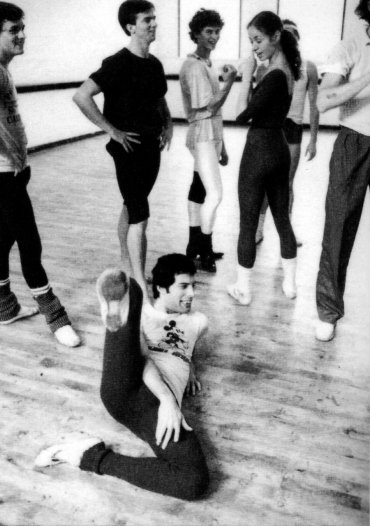 SteveBestOne's tweet photo. #07Ottobre 1979
#FreddieMercury realizza uno dei suoi sogni nel cassetto, nel tentativo di unire musica rock e balletto si esibisce con il Royal Ballat al London Coliseum sulle note di "Bohemian Rhapsody" e "Crazy Little Thing Called Love". 👇
#QueenDaily https://t.co/zJhHI8a9ZF