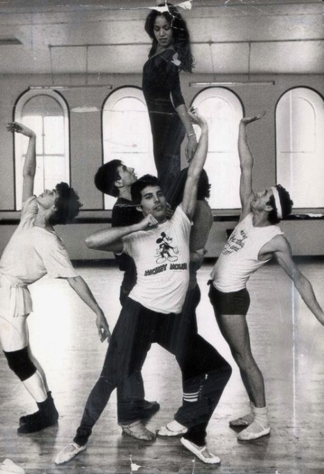SteveBestOne's tweet photo. #07Ottobre 1979
#FreddieMercury realizza uno dei suoi sogni nel cassetto, nel tentativo di unire musica rock e balletto si esibisce con il Royal Ballat al London Coliseum sulle note di "Bohemian Rhapsody" e "Crazy Little Thing Called Love". 👇
#QueenDaily https://t.co/zJhHI8a9ZF