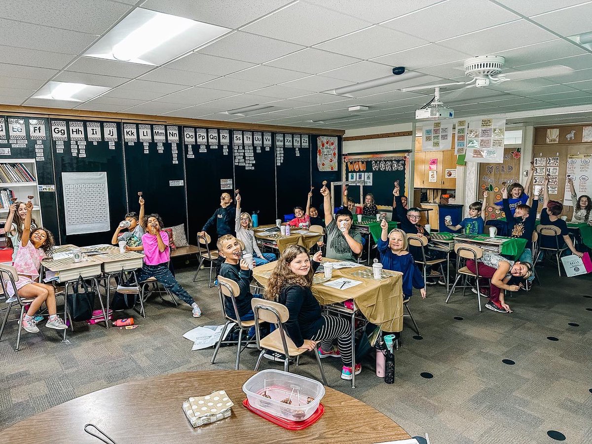 WooMrsWilson's tweet photo. We celebrated the end of our reading unit STARBOOKS style! ☕️⭐️ Complete with cake pops, hot cocoa, &amp; book reviews. The menu included our favorite books &amp; characters from this unit 😀 #MyOhioClassroom #ReadingCelebration #3rdGrade https://t.co/WcHqwRXsTO