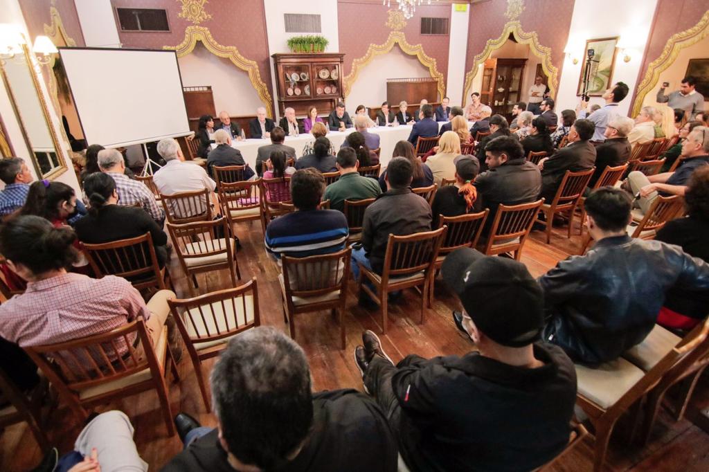 EfrainAlegre's tweet photo. Estamos contentos porque el día de ayer recibimos el apoyo del Partido de la A. #UnidosSomosMas y su gran equipo fortalece esa unidad con la gente y el sueño de construir un #ParaguaySinMafias Juntos, lo haremos posible. https://t.co/225CpC0Blv