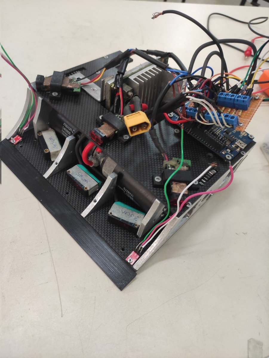 Chasis listo✅
- Bases de Fibra de carbono
- Paredes y soportes de acero inoxidable