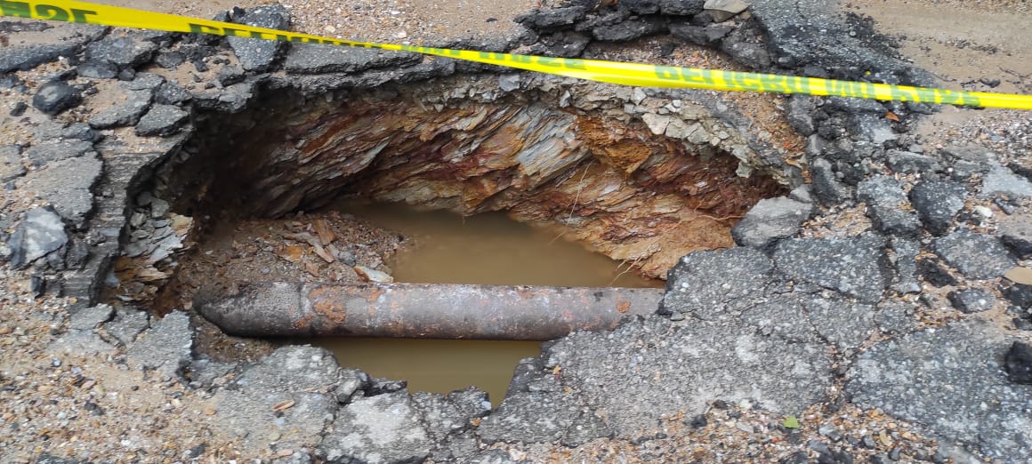 RedOrgBaruta's tweet photo. 1 semana sin reparar tubería agua potable C.Del Tejar Lomas La Trinidad, @HidroCapital2 deja sin agua a vecinos en su ciclo de abastecimiento, urge sustitución 2 MTS tubería 8" y repongan servicio. Varios ancianatos en la zona @harolclemente @darwingonzalezp @AlcaldiaBaruta https://t.co/HnpCYXainU