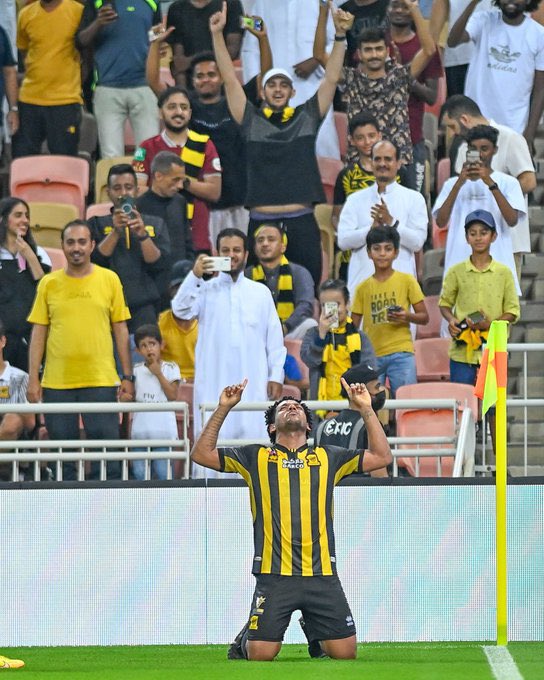 Ali_Alalyani's tweet photo. بفوزه اليوم يصعد المونديالي للوصافة، وحمدالله يصبح وصيفا للهدافين، ورومارينيو يصبح الهداف التاريخي للعميد 👋

ويكند سعيد لجماهير الذهب وفالكم الصدارة 💛🖤

 #الاتحاد_الفتح https://t.co/QY7ZFUcHMd
