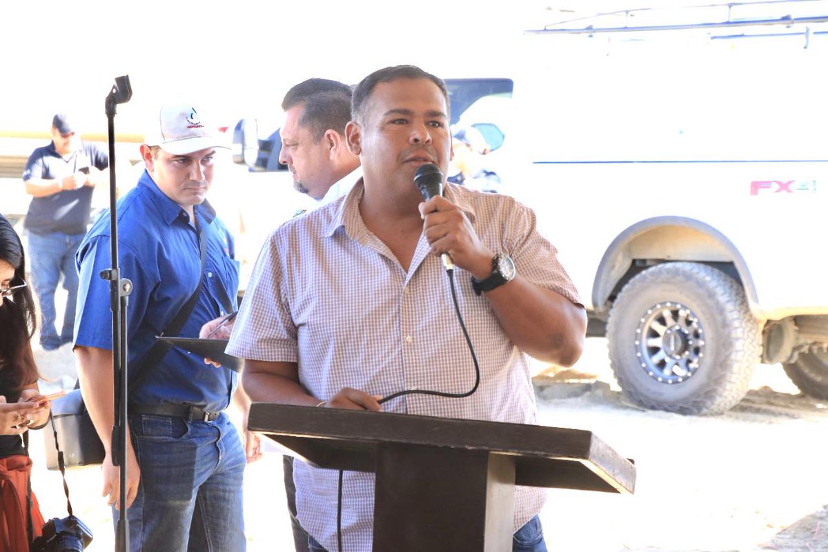 DelegacionCSL's tweet photo. Interconexión del Pozo 4 al acueducto 1 en CSL, lo que aporta 50 litros a la red con una inversión de $3 millones 800 mil pesos. Dicho evento, fue encabezado por el alcalde Oscar Leggs Castro, el delegado Raymundo Zamora Ceseña, el director OOMSAPAS Ismael Rodríguez Piña.
#GCSH https://t.co/WTYiBXKaZZ