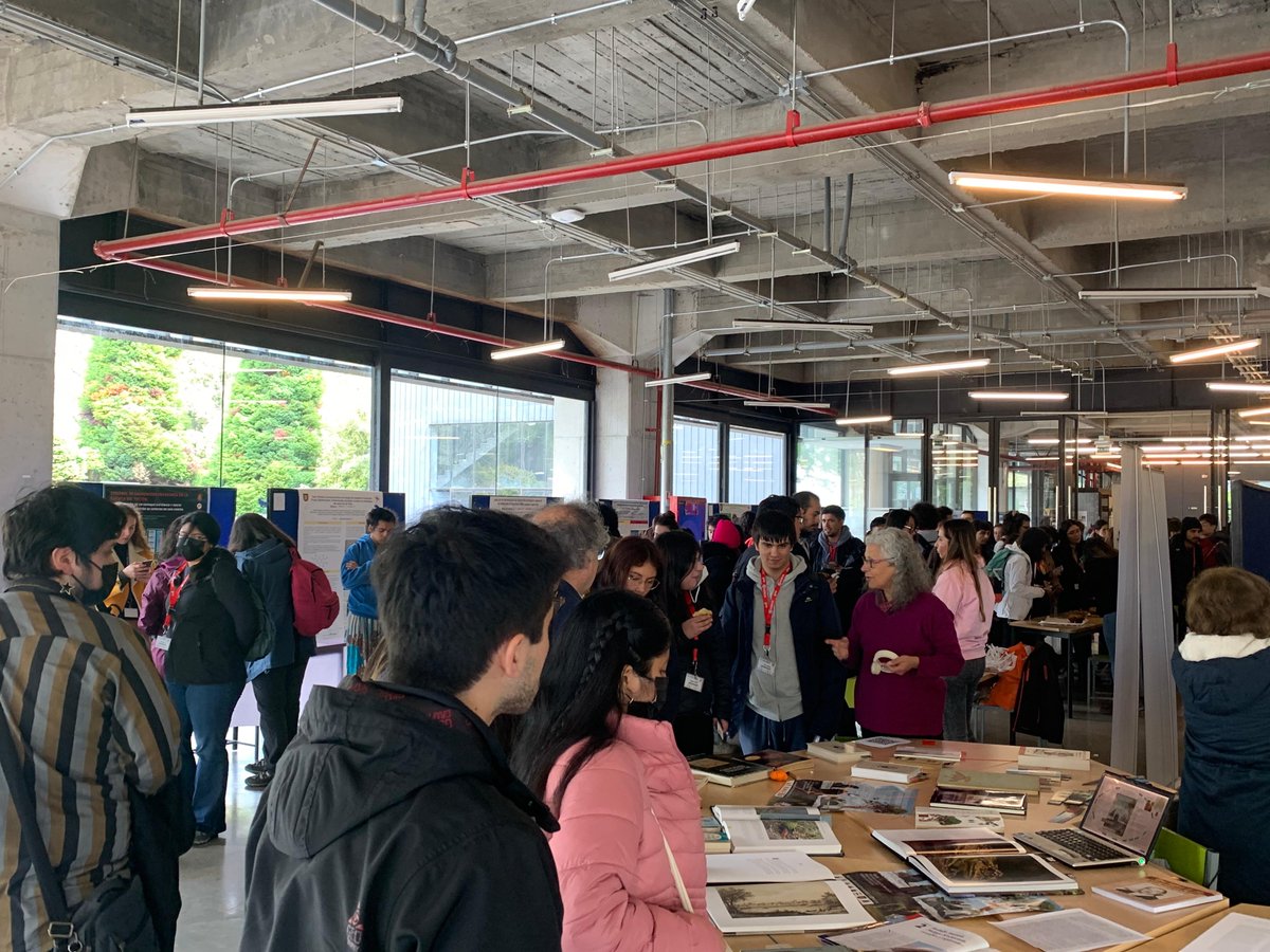 [ 🐬🐒 XVII <a href="/aebchile/">AEBCH</a> 🌱🐝] Dejó de llover 🌧sólo para tomar esta foto de los asistentes a la XVII versión del congreso de la Asociación de Estudiantes de Biología de Chile. En total más de 170 participantes 🙋‍♂️🙋 

<a href="/PostCienciaUACh/">Postgrado Facultad de Ciencias UACh</a> <a href="/UAustraldeChile/">Universidad Austral de Chile</a> <a href="/Ci2030sursub/">Ci2030 - Consorcio Sur-Subantártico</a> <a href="/LeylaCardenasT/">LEYLA CARDENAS TAVIE</a>