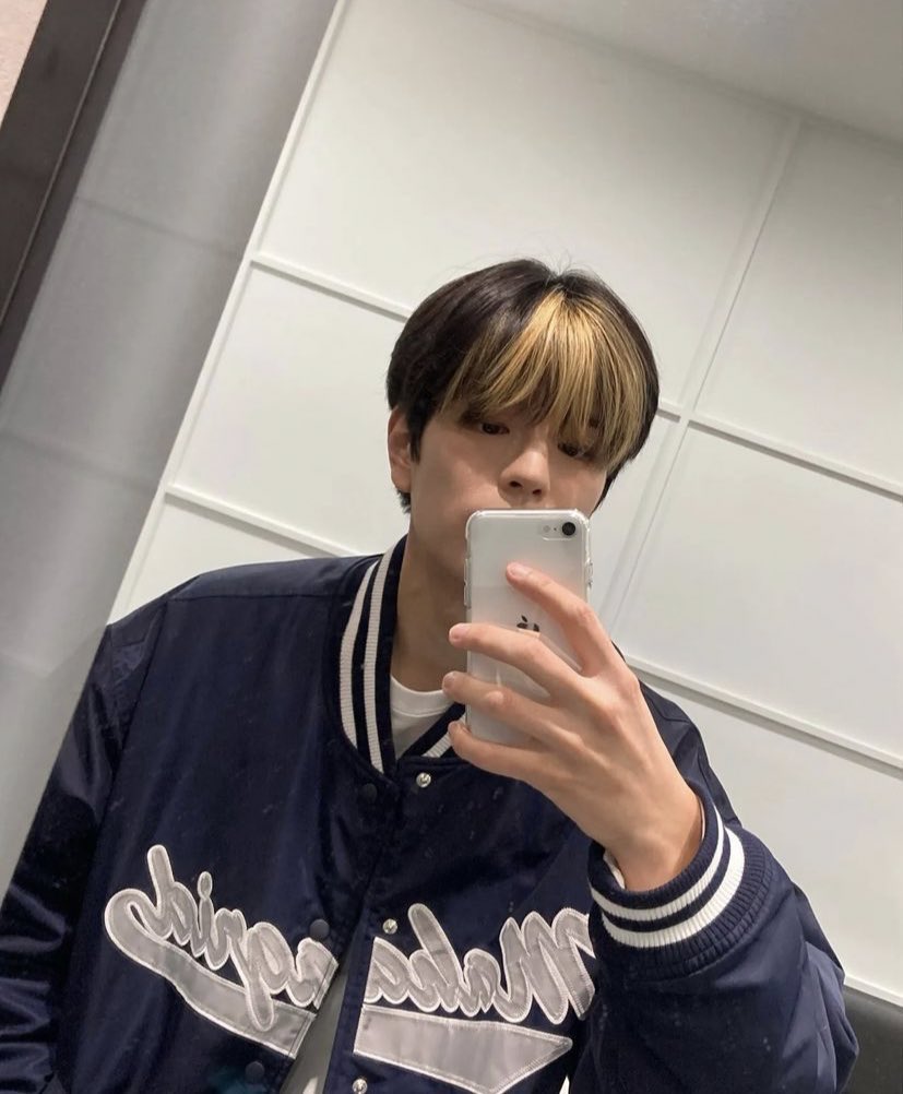 sevngsub's tweet photo. he looks like the college nerdy fratboy that studies in the library all day and sucks his teammates dicks at night https://t.co/cv0XQcbm4Q