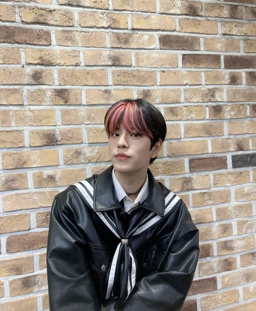 sevngsub's tweet photo. he looks like the college nerdy fratboy that studies in the library all day and sucks his teammates dicks at night https://t.co/cv0XQcbm4Q