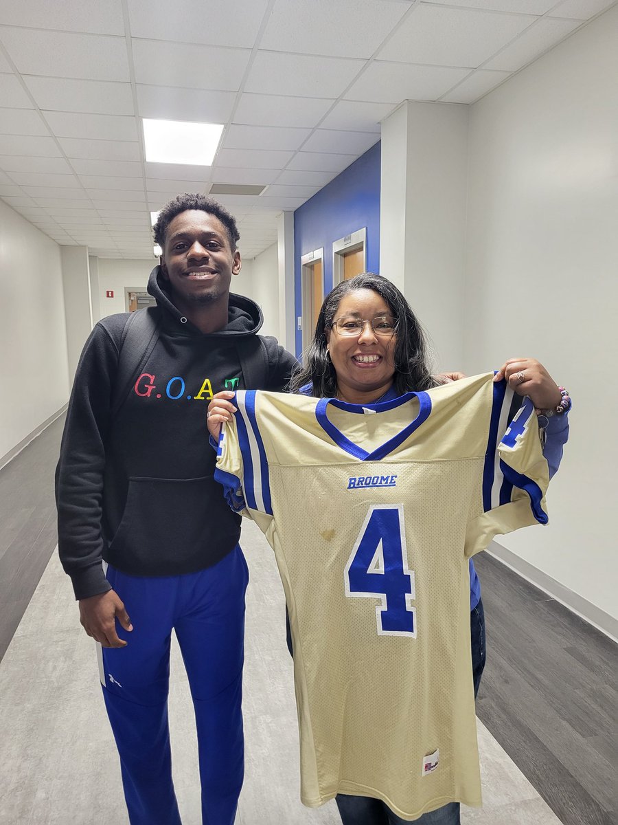 Thanks for making my day, Marquis! It is indeed an honor to represent you/your jersey for Homecoming Friday! (I may or may not have gotten a little misty-eyed while reading the sweet note.)
😭🥰💙💛 #ProudTeacherMoment #ConquerAndPrevail #BroomeHomecoming