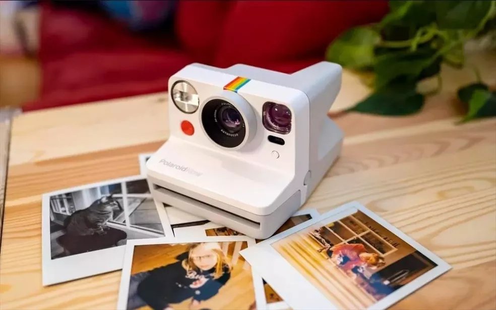venetoasset's tweet photo. 1/ Case da Polaroid: Do Sucesso à Ruína - Um exemplo de porque não seguir as tendências de mercado pode arruinar um negócio que era bem sucedido. https://t.co/J9Th8O1ow3
