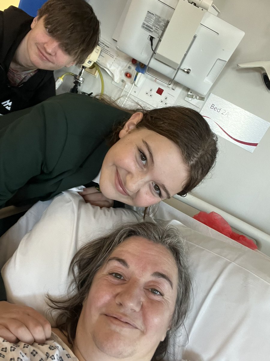 lford_louise's tweet photo. Thanks to my amazing support crew for all your messages of love ๐ฅฐ & get well wishes. All went well & on demand painkillers are doing a ๐๐ป job. Keep falling asleep mid-message so look out for random messages from me ๐๐ #brca2 #hysterectomy #preventativesurgery @LiverpoolWomens https://t.co/DOlb4YgDxR