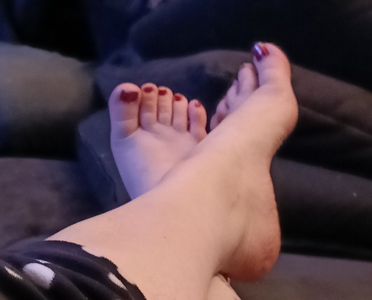 xGoddessofpower's tweet photo. Love these cozy evenings 🥰 A nice warm blanket, a glass of a good wine, candles and a movie😍. https://t.co/2kacFIJXMZ