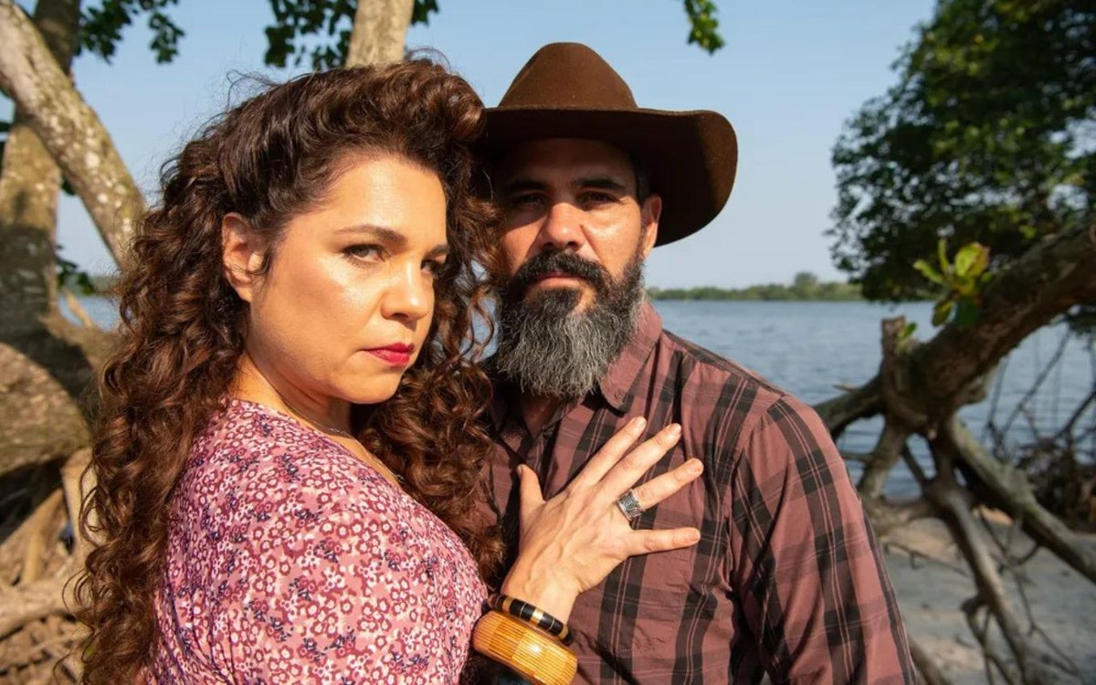 NoticiasdaTV's tweet photo. Regozijo! 😜
Depois de sofrer o pão que o diabo amassou nas mãos de Tenório, #MariaBruaca vai ter um momento de paz com #Alcides. Diferentemente da versão de 1990, os dois poderão curtir o casamento de Filó e José Leôncio antes de deixarem o Pantanal. https://t.co/hklMHnic8C