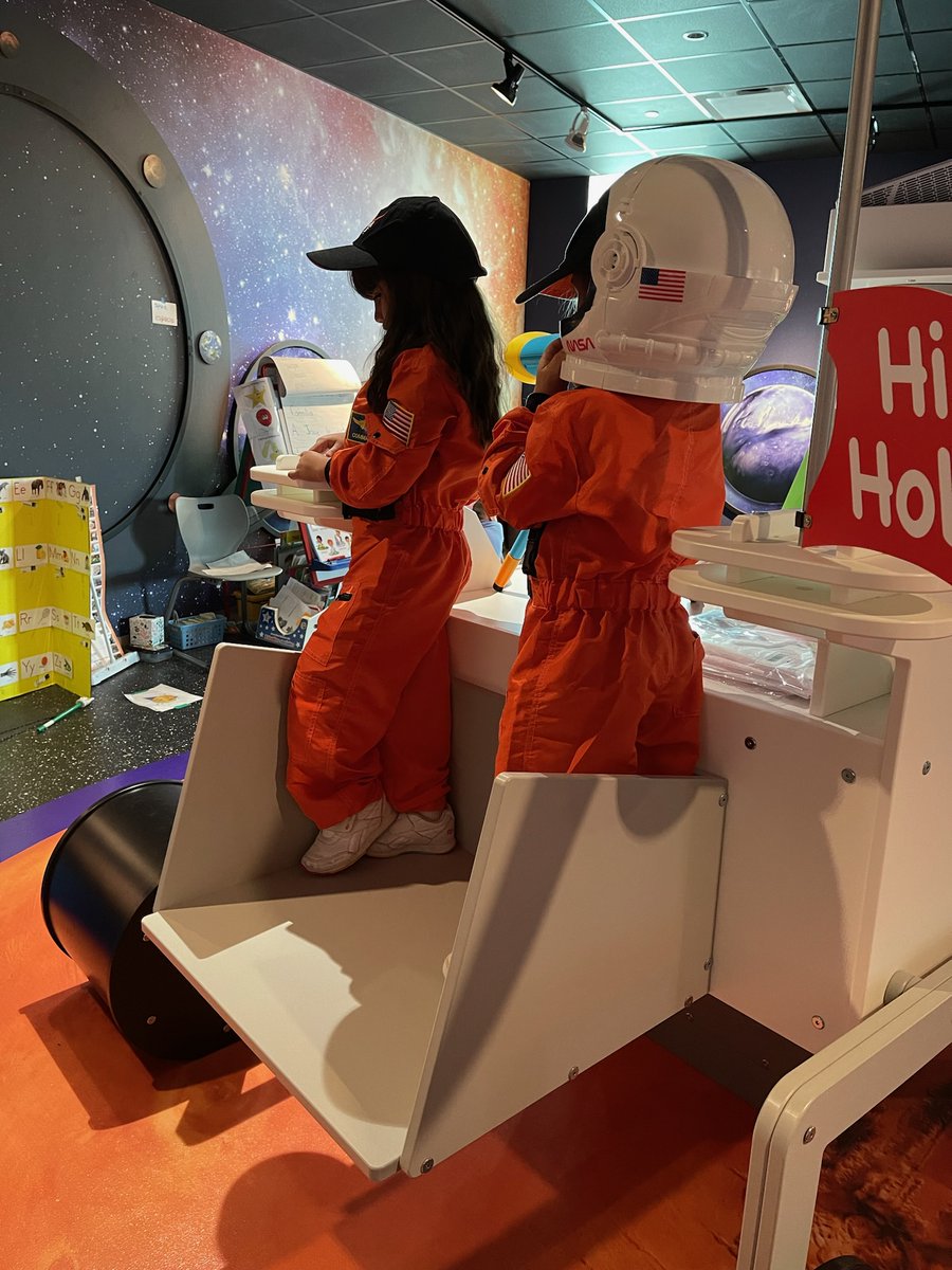 MsValdivia1's tweet photo. Nuestros pequeños astronautas tendran un brillante futuro. https://t.co/poAzjiS8d2