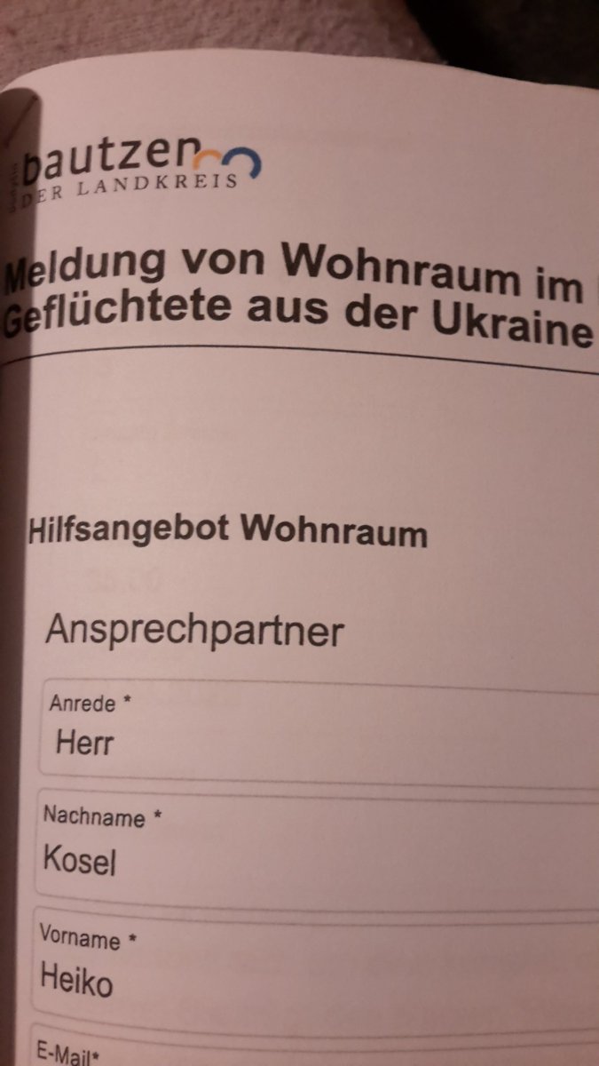 Habe, wie 2015, auch 2022 meine Wohnung f.#Kriegflüchtlinge angeboten. Seit April wohnen da 2 #Schulkinder mit ihrer #Mutter u. d.#Großeltern a.d.#Ukraine. #Solidarität f.jeden Menschen, der vor #Krieg flieht. Aber keine Unterstützung f.d.Machthaber; auch nicht für #Selenskyj&amp;Co.