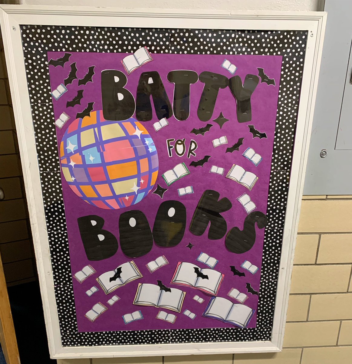 CarrieSansom's tweet photo. I’m loving my school library bulletin board thanks to a talented friend! https://t.co/VHcZ4nkrNC