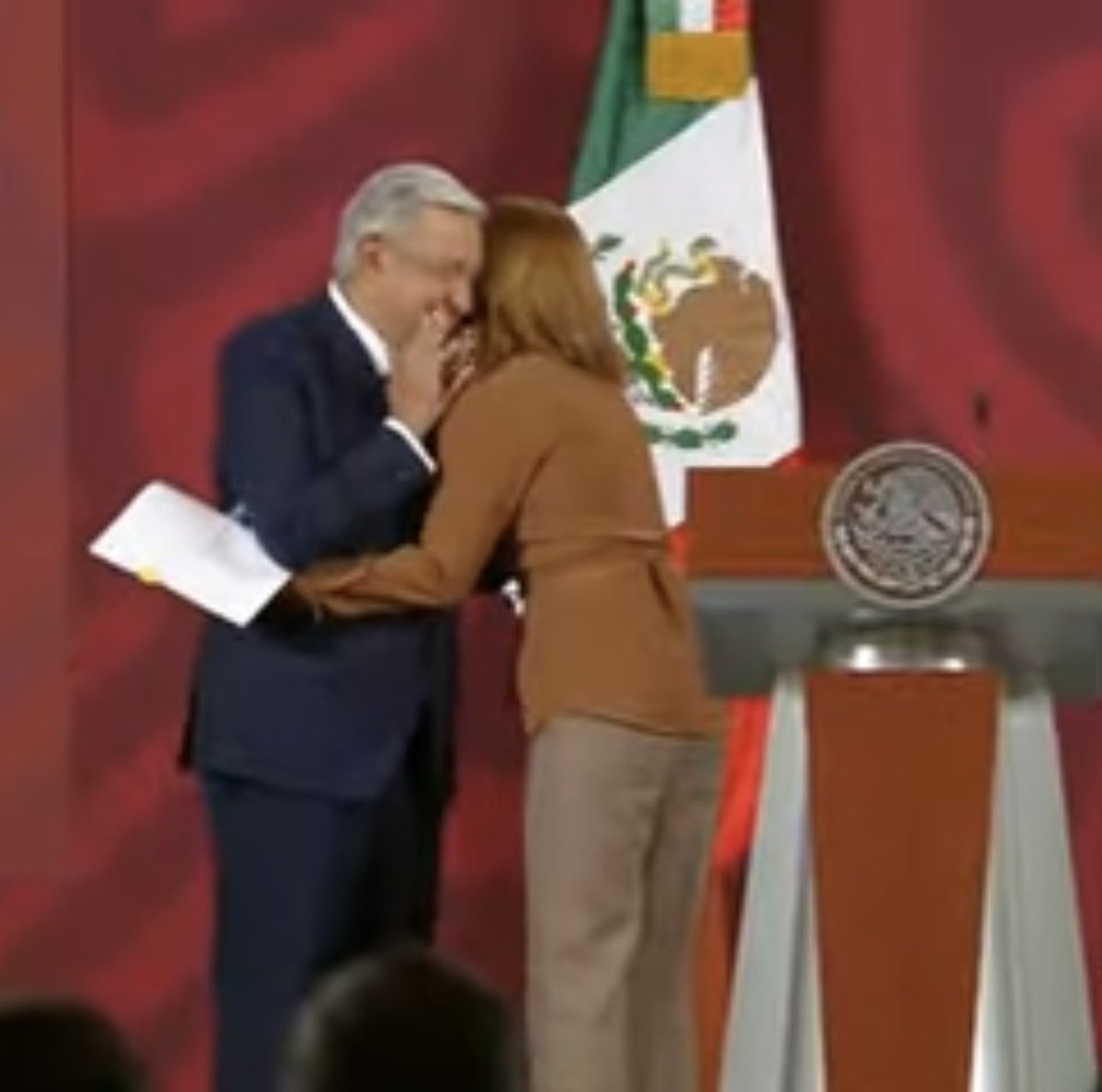 amloloco's tweet photo. solo utiliza a la gente pendeja, asi es el kakas, un demonio, un ser infernal, que llevara al pais a la miseria y a la destruccion. https://t.co/4HY4wZgOO8