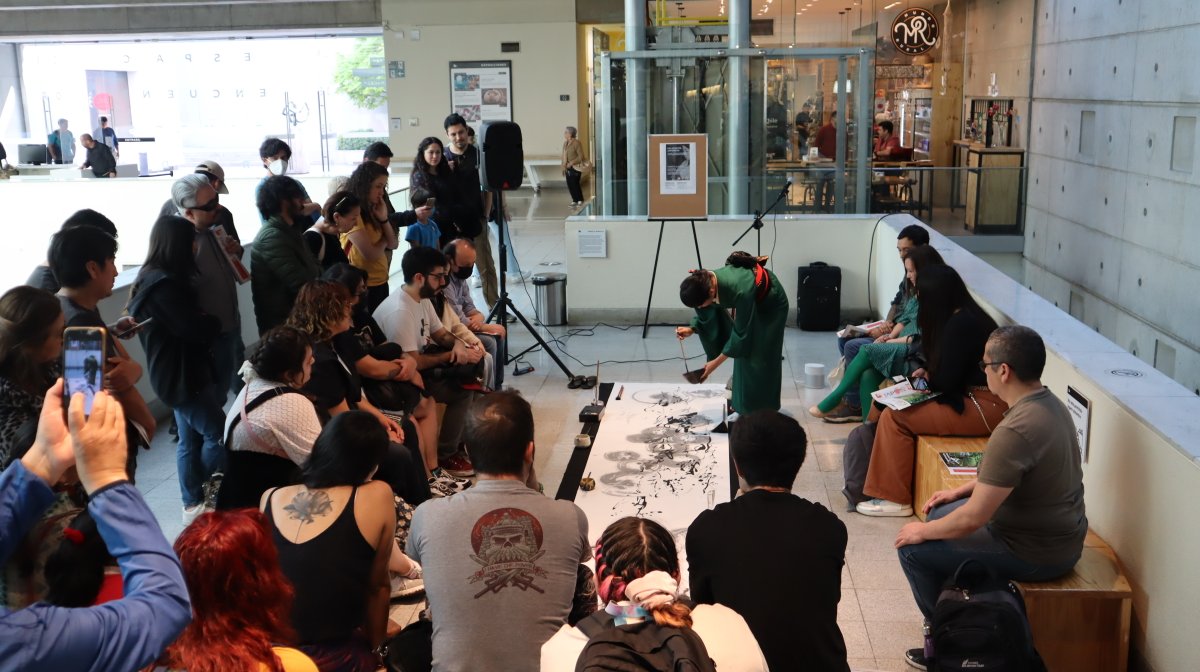 JapanEmb_Chile's tweet photo. Con gran éxito se realizó esta tarde la demostración en vivo de caligrafía japonesa a cargo de la maestra SHIRAISHI Setsuhi con el apoyo de la maestra SHIBUYA Hisako en un taller introductorio este arte en  @CCPLM
Agradecemos a todos los asistentes por su entusiasmo y recepcion https://t.co/bIGKrrUX0S