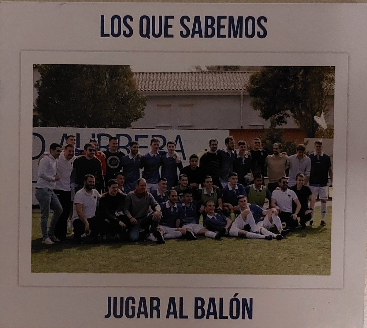 Dentro de esta cajita hay un USB donde hemos recogido el vídeo del 75 aniversario del club y varios vídeos con todo lo vivido este año en el centenario. Podéis adquirirlo al precio de 10€ en el bar del campo de fútbol o preguntando a los miembros de la junta. AUPA AURRERA!!