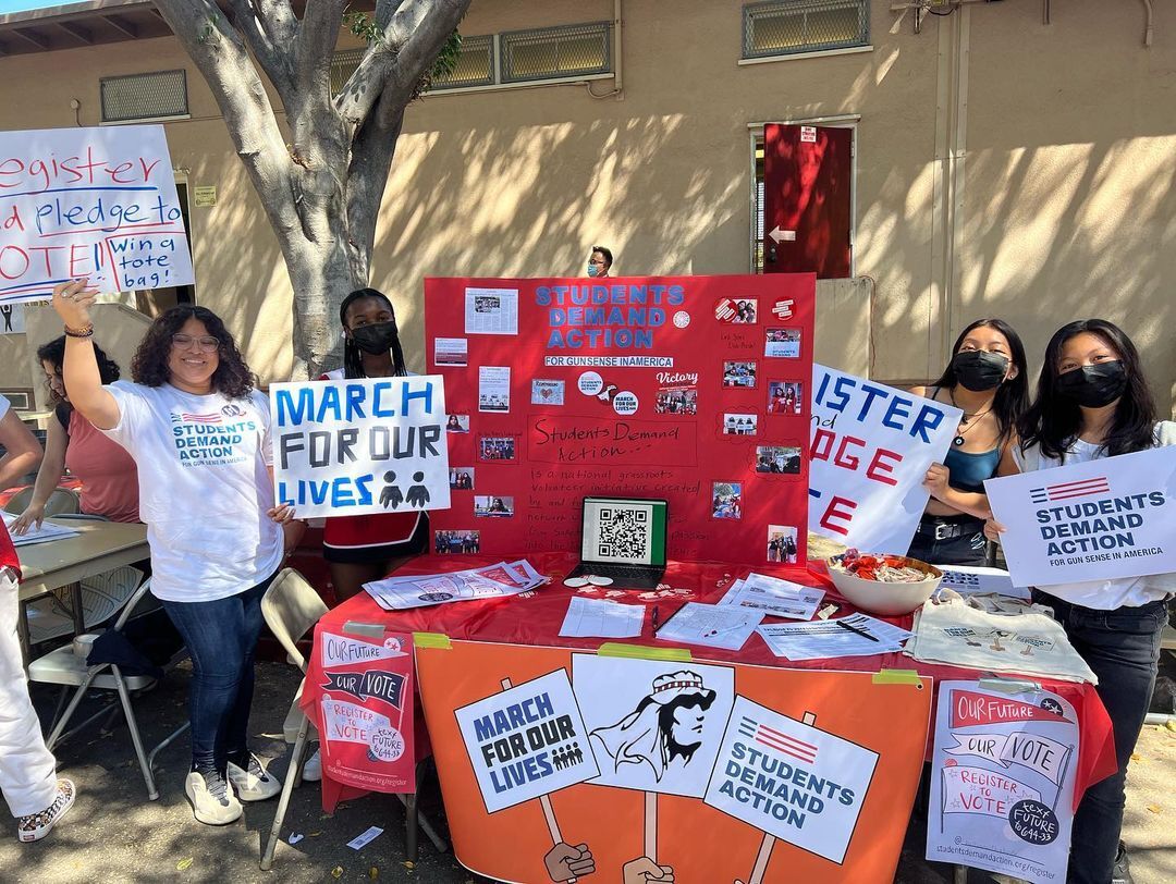 StudentsDemand's tweet image. Hollywood High School students showed UP to register voters! 👏 

Registration deadlines are coming up in some states. Host a voter drive at your school before your state’s deadline: Text DRIVE to 644-33!