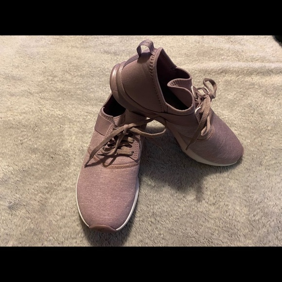 ChristianeElls's tweet photo. So good I had to share! Check out all the items I'm loving on @Poshmarkapp from @buffy_star #poshmark #fashion #style #shopmycloset #clarkscollection #merrell #reebok: https://t.co/uYSNOztHIU https://t.co/YCJFxAUEVb