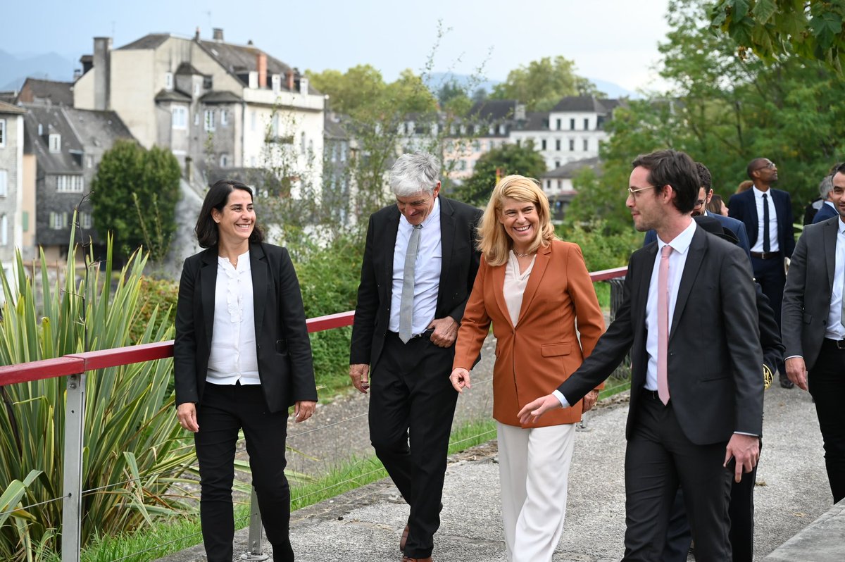 Inakiechaniz's tweet photo. Signature du #CPIER 2021/2027 en présence de @FaureDominique, secrétaire d'Etat à la #ruralité et visite des projets phares « Petites villes de demain » de @VilleOloron lors du grand rendez-vous des acteurs du massif pyrénéen #pyréneo ! @FEspagnac @BernardUthurry @ANCTerritoires https://t.co/g41pH6x6OC
