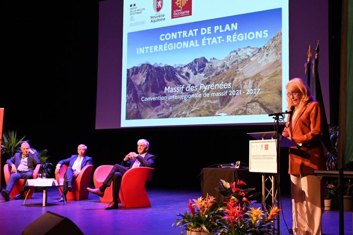 Inakiechaniz's tweet photo. Signature du #CPIER 2021/2027 en présence de @FaureDominique, secrétaire d'Etat à la #ruralité et visite des projets phares « Petites villes de demain » de @VilleOloron lors du grand rendez-vous des acteurs du massif pyrénéen #pyréneo ! @FEspagnac @BernardUthurry @ANCTerritoires https://t.co/g41pH6x6OC