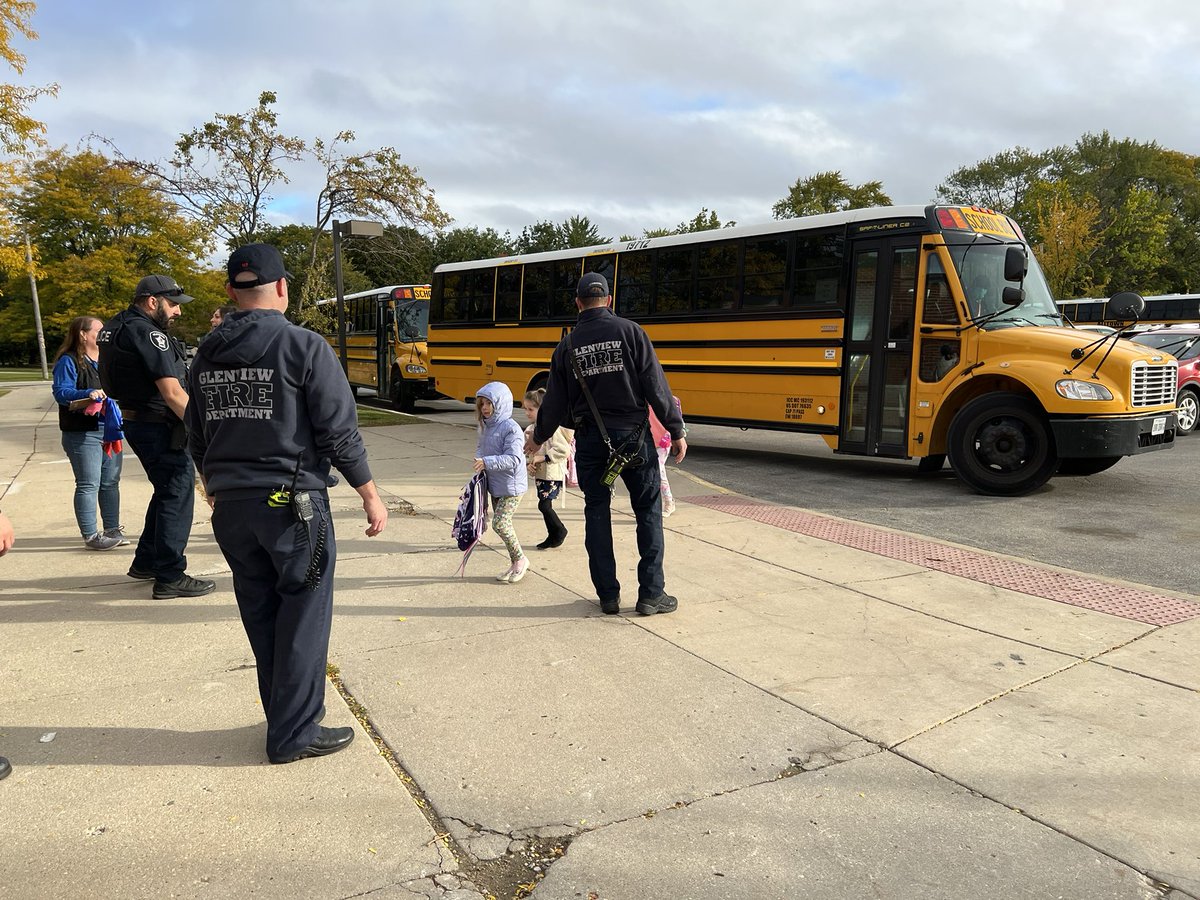 High five Friday was a hit and such a great way to start our day! #Henkingrocks #WeAreD34 <a href="/PrincipalPuetz/">Patty Puetz</a>