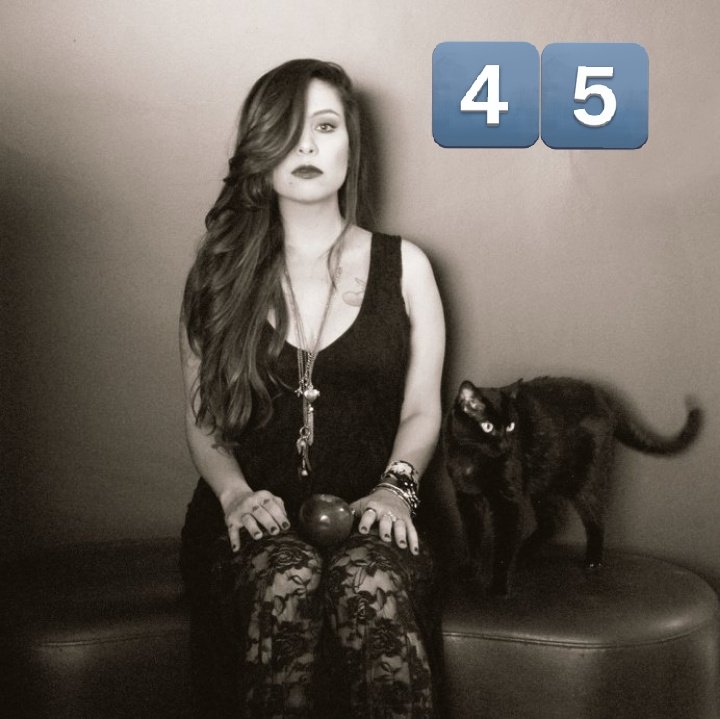 CemaPhoenix's tweet photo. Feliz 45 anos, @Pitty! 💜 🎂👏🏼🥳

🎶"E não adianta nem me procurar
Em outros timbres, outros risos
Eu estava aqui o tempo todo
Só você não viu..."  🎶💔 🤖

( Na Sua Estante - Pitty )

#Aniversário #45anos #PittyLeone https://t.co/vXqkQWfeFf