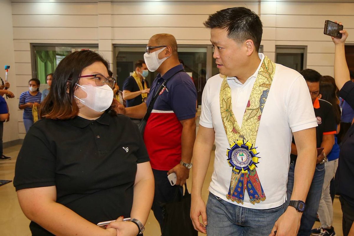 valenzuelacity's tweet photo. #HappeningNow Our #VCCares team, headed by Senator @WinGatchalian74, Cong. @rex_gatchalian, VM Lorie Natividad-Borja, and CSWDO head Dorothy Go-Evangelista, arrive at Polillo Island to turnover the rice donation of Valenzuela City. #valenzuelacares https://t.co/AvfJGtXOhp