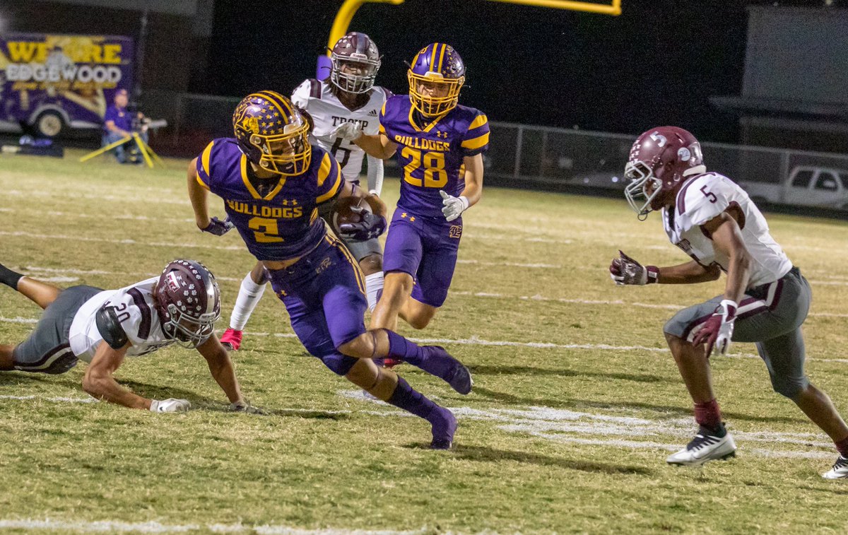dgoodwin_74's tweet photo. Edgewood Bulldogs down at the half to the Troup Tigers 20-21.  @Edgewood_Ath @EdgewoodRadio @edgewood_isd @dctf @etfinalscore @etsnfm @RedZoneETX @vanzandtnews https://t.co/uVxLfKNPlH
