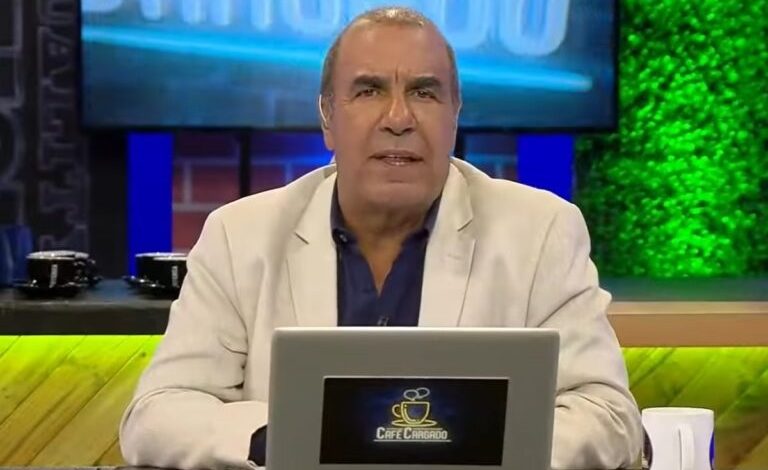 adnradiochile's tweet photo. Checho Hirane se llena de críticas por alusión a un posible golpe de Estado
https://t.co/sIE1qRMmS9 https://t.co/YwKLsdQXac