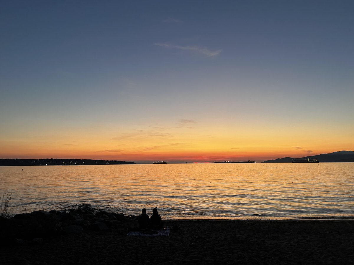 KarinDavidson5's tweet photo. Something about Fall sunsets๐Have a happy long weekend friendsโจ
#fallpost #sunsetpost #vancouver #englishbay #thanksgivinglongweekend #thanksgiving #longweekend #sunset #fall #spooktober https://t.co/BRNbrlKDS6