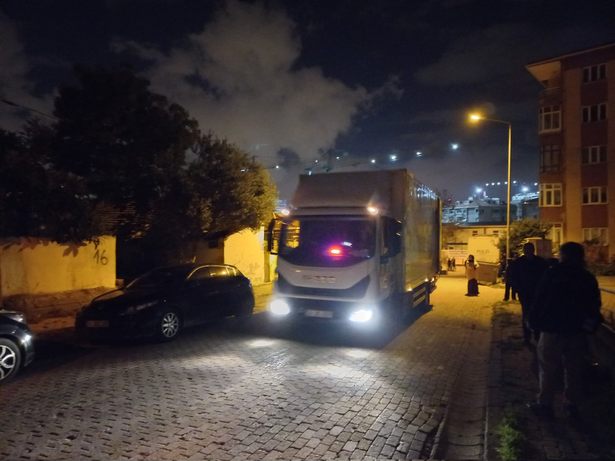 Polislerle beraber nakliye araçları da geldi. Bugün tahliyeden ziyade direkt yıkım için gelmişler. #Tozkoparan