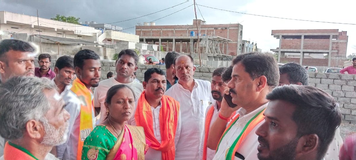 BohiniDarshan's tweet photo. Ziaguda corporator Sri Bohini Darshan have been appointed as BJP incharge for Kompally village, Munugode mandal for forthcoming Munugode by elections. Participated in election campaign along with Sri Rajagopal Reddy, Sri Manohar Reddy (bjp state vice-pres) &amp; Smt Bodige Shobha. https://t.co/KxEJBCIMBI