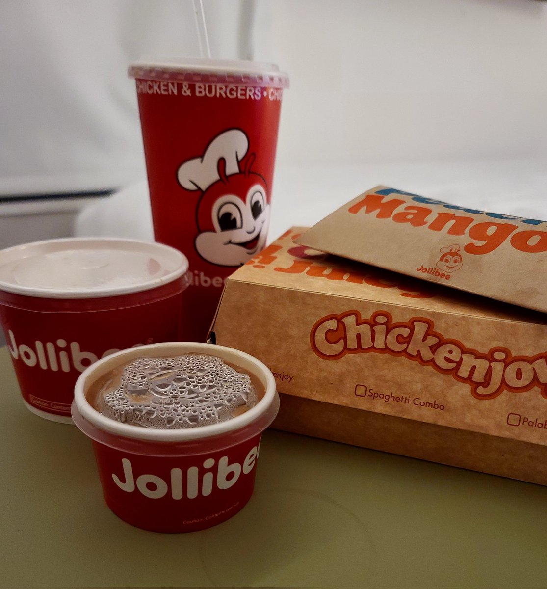 It's not #NYCC without a trip to <a href="/JollibeeUSA/">Jollibee 🐝</a> on 8th Ave. My annual tradition. #NYCC2022 #chicken