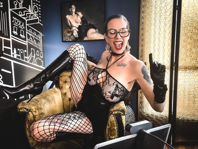 Happy Friday! Starting the weekend with live streaming! Ends at witching hour! Join me for spooky season