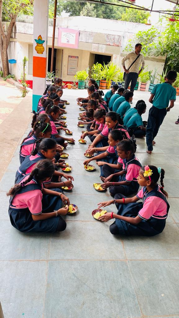 સુરેન્દ્રનગર જિલ્લાના ધાંગધ્રા તાલુકાના કંકાવટી ગામે તલાટી પોતાની ફરજ દરમિયાન માનવતાનું ઉમદા કાર્ય કરી રહ્યા છે 17 વર્ષ આર્મીમાં ફરજ બજાવ્યા પછી તલાટી કમ મંત્રી તરીકેની ફરજ બજાવેછે તેમણે આજરોજ કંકાવટી પ્રાથમિક શાળા ના 6૦૦ બાળકોને સ્લીમ ઢોકળાનો  નાસ્તો આપી માનવતા મહેકાવી હતી.