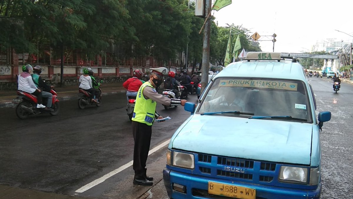 TMCPoldaMetro's tweet photo. 09.48 Polri Sat Lantas Jakarta Utara melaksanakan #OpsKepolisisanZebraJaya2022 dengan membagikan brosur dan memberikan imbauan tertib berlalu lintas kepada masyarakat pengguna jalan di Traffic light Mangga Dua Jl. Gunung Sahari Pademangan Jakarta Utara. https://t.co/cNV35JF4mN