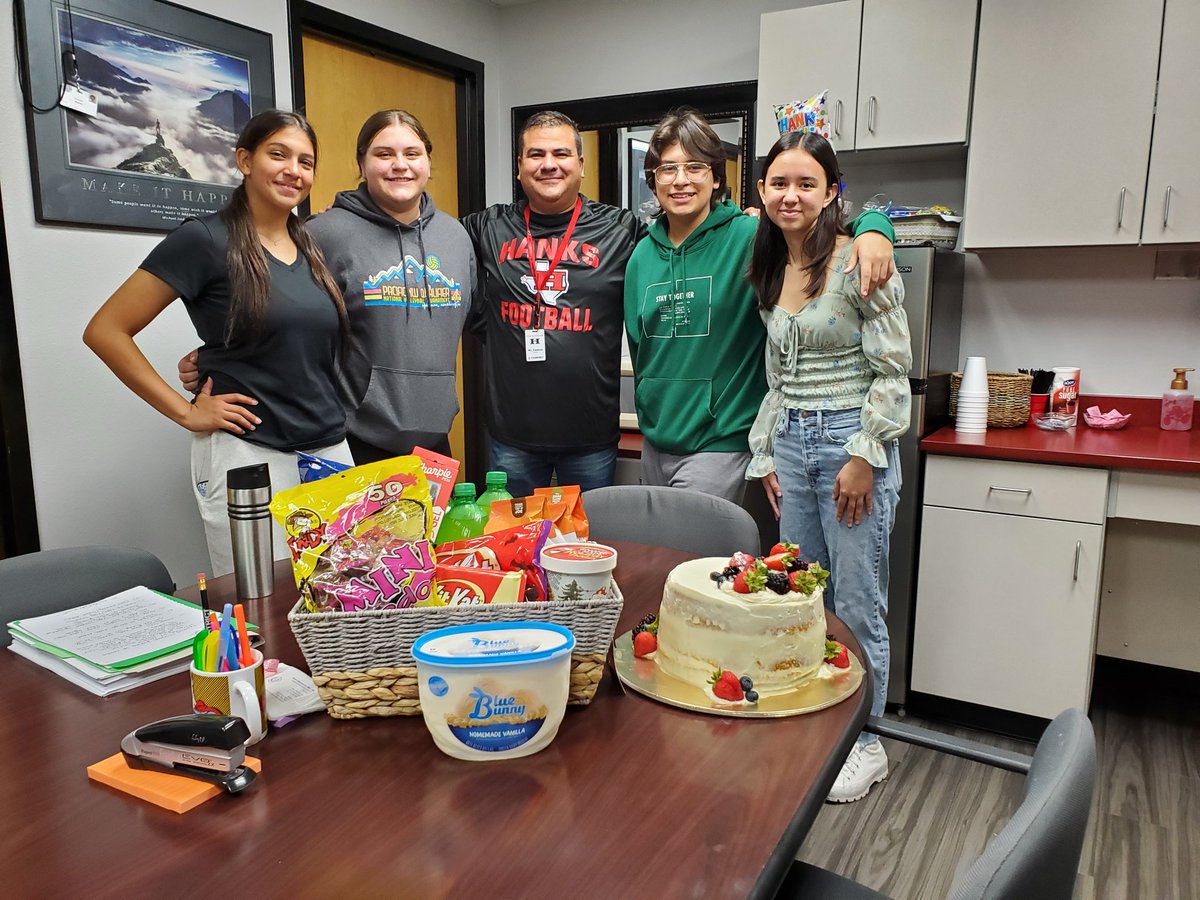 HanksInteract's tweet photo. Happy National Principal's Month @RCadena2001LTD Hope we brought some joy celebrating you this Friday! Thank you for watching over the Kingdom! π‘β¬οΈβοΈβ¬οΈ BOOM!!! #hanksknights #HanksInteract #thekingdomofchampions #servantleaders https://t.co/Yxs9ERjTcv