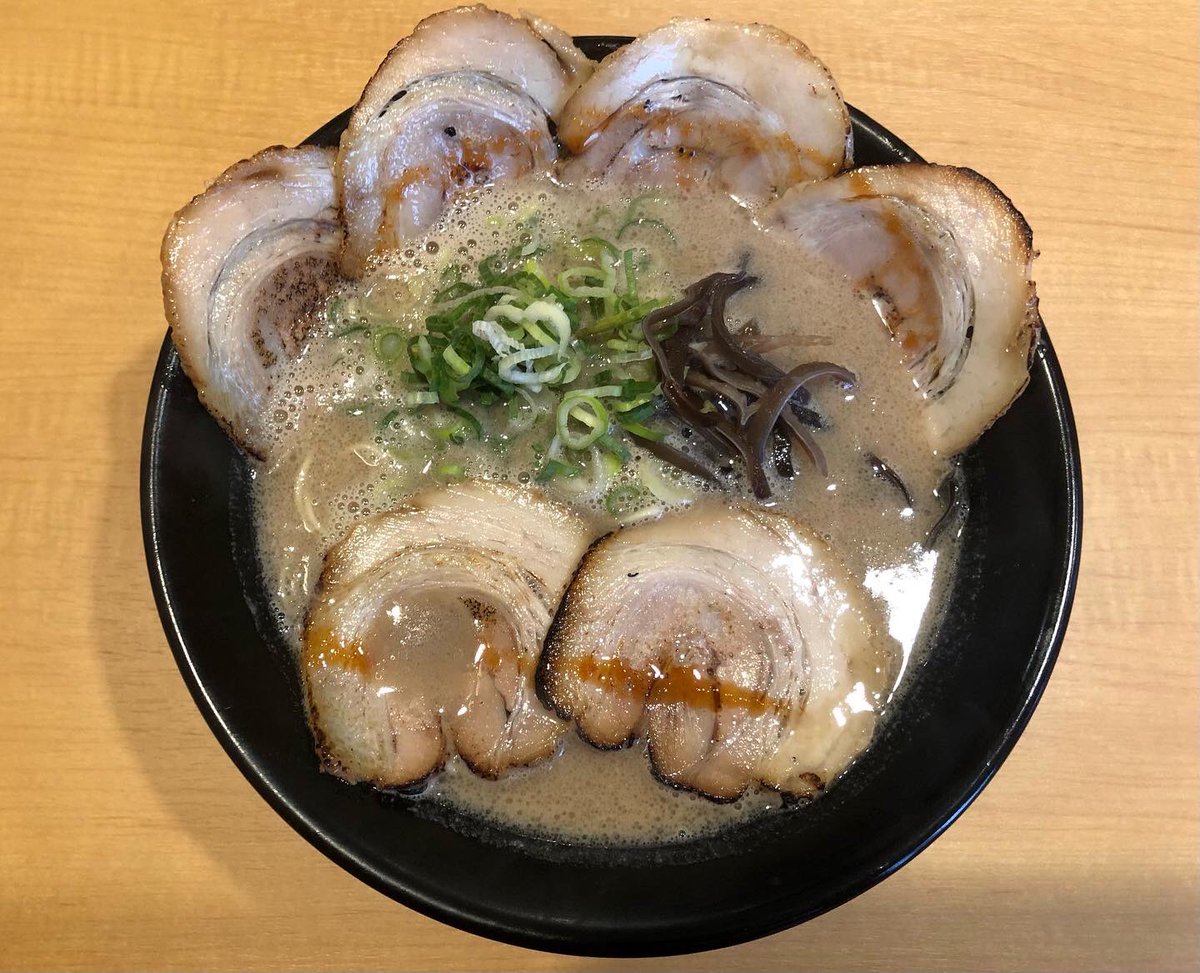 【くまちゃんらぁめん】春日市の「博多くまちゃんらぁめん」で「クリーミーとんこつチャーシュー麺」を頂きました。最近は美味しさが安定していて嬉しいですね。濃厚スープも飲み干してしまいます。