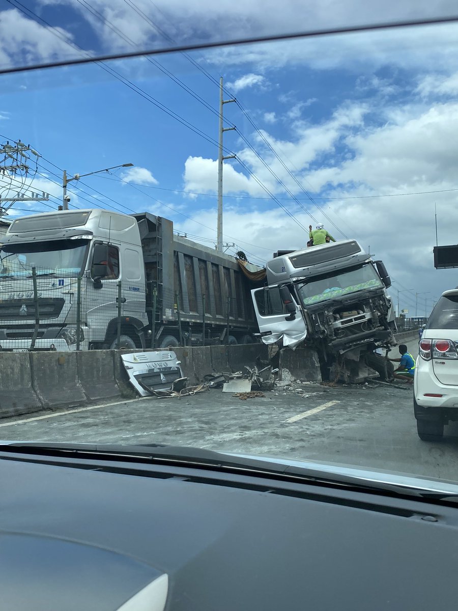 remorawr's tweet photo. @MMDA truck crashed into barrier along Ortigas Ext. in front of One Oasis https://t.co/WYe8Z6iqv4