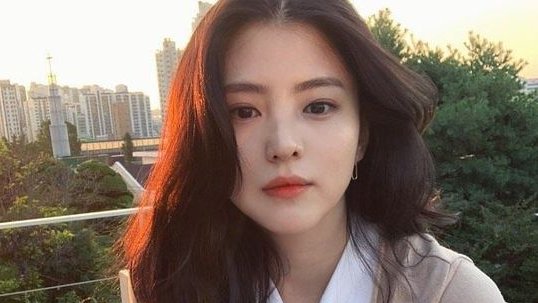 lqsohees's tweet photo. shes insanely gorgeous https://t.co/S4ZmhKHNux