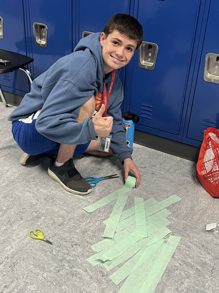 LZBuddies2020's tweet photo. Great job today Buddy Project with Under the Sea homecoming decorations! Our hallway turned out awesome! @ErinDeLuga @LZHSStudCo @GalltKelley #lznation https://t.co/iP0eNXUeuE