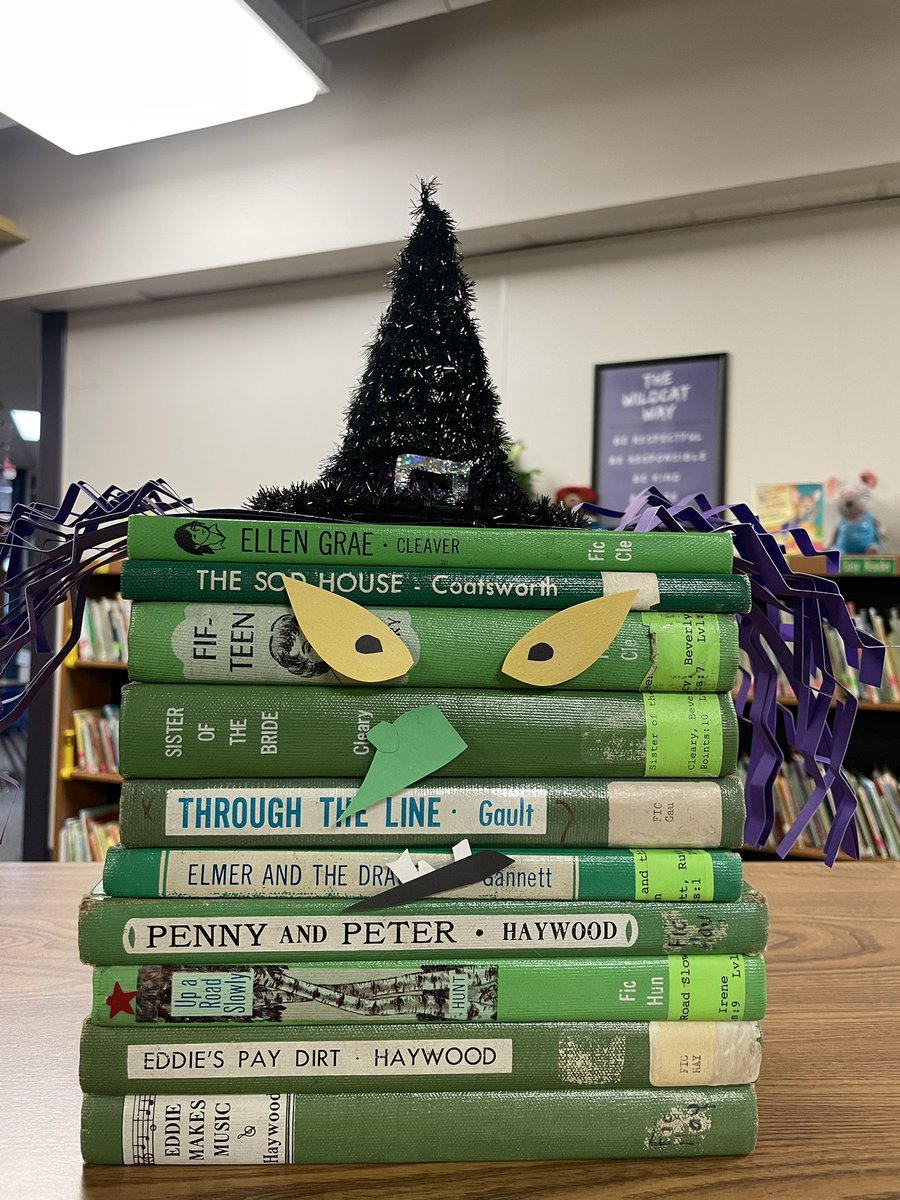 WegienkaLibrary's tweet photo. Things are getting spooky in the library.  #readingisfun #bookart #Halloween #wegienka #wildcats https://t.co/o5a2E7vqR8