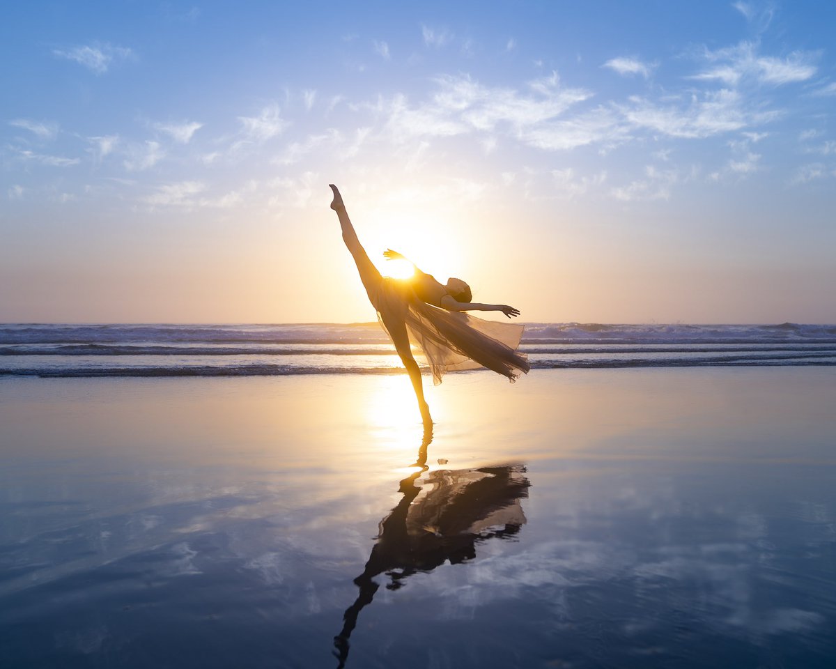 LightheartDance's tweet photo. We recently had a beautiful evening with Kaylee. I love this shot from that day. But she wasn’t wild about her position. I love it no matter what though #ballet #balletphotography #sandiego #dance https://t.co/NgQB9qfSzF