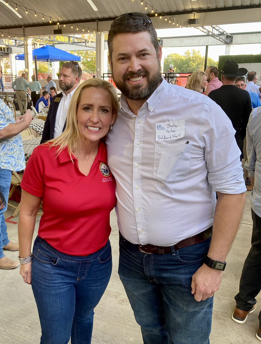 LeslieRutledge's tweet photo. It was a great night meeting with so many folks at the 11th Annual Chicken Peelin’ & Politickin’ in Springdale! #LR4LG https://t.co/RCDcxIB5jR